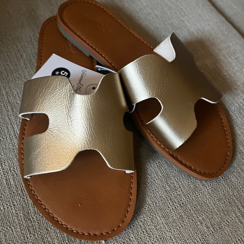 Universal Thread NWT Gold Sandals